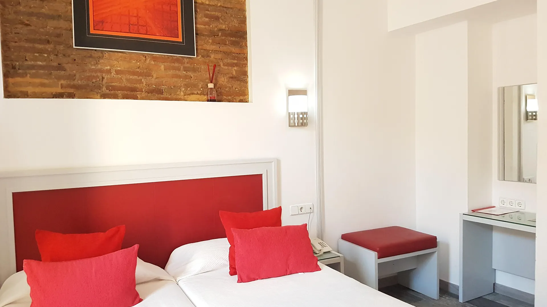 Hotel Y Apartamentos Dona Lola Seville