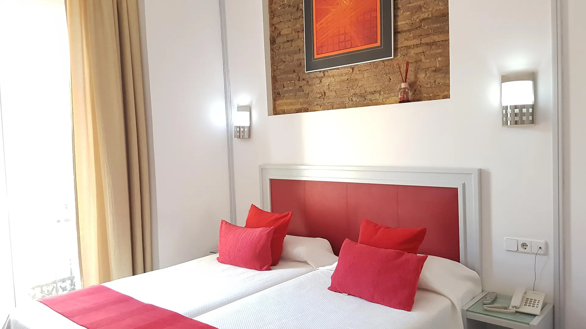 Hotel Y Apartamentos Dona Lola Seville