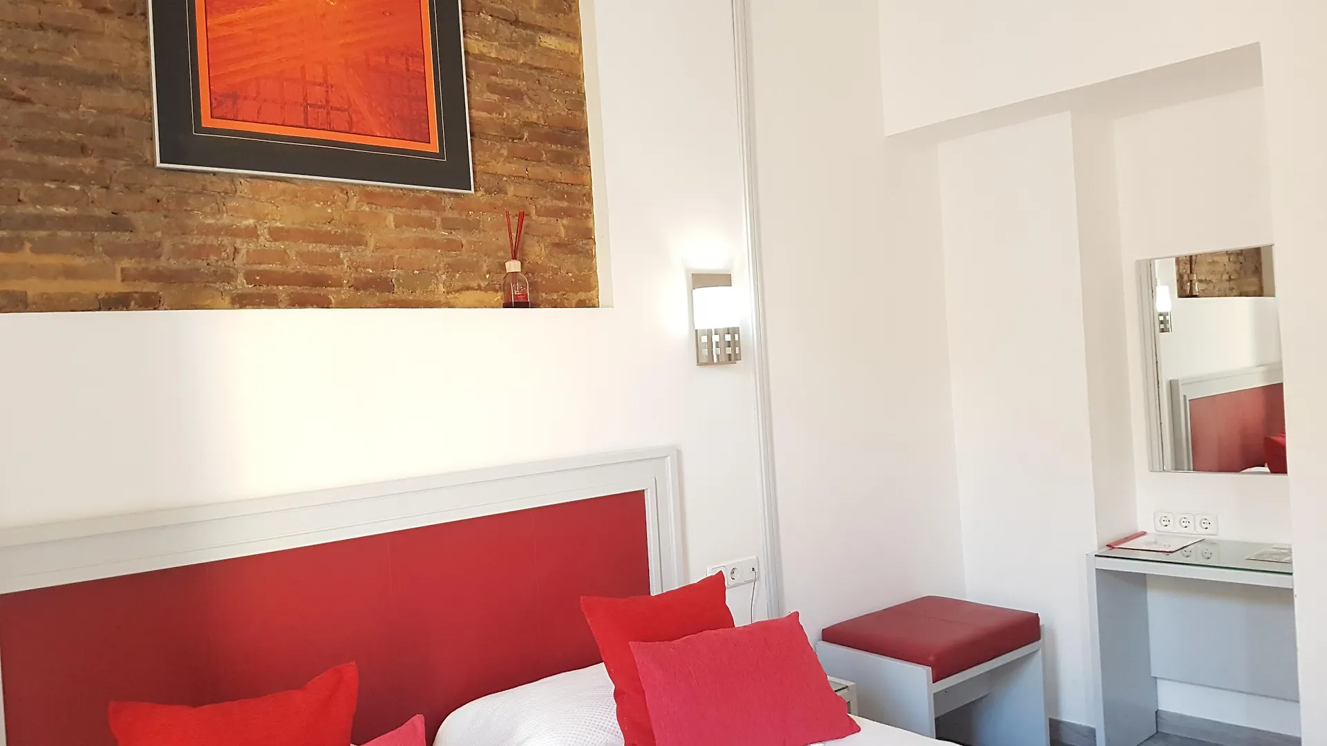 Hotel Y Apartamentos Dona Lola Seville