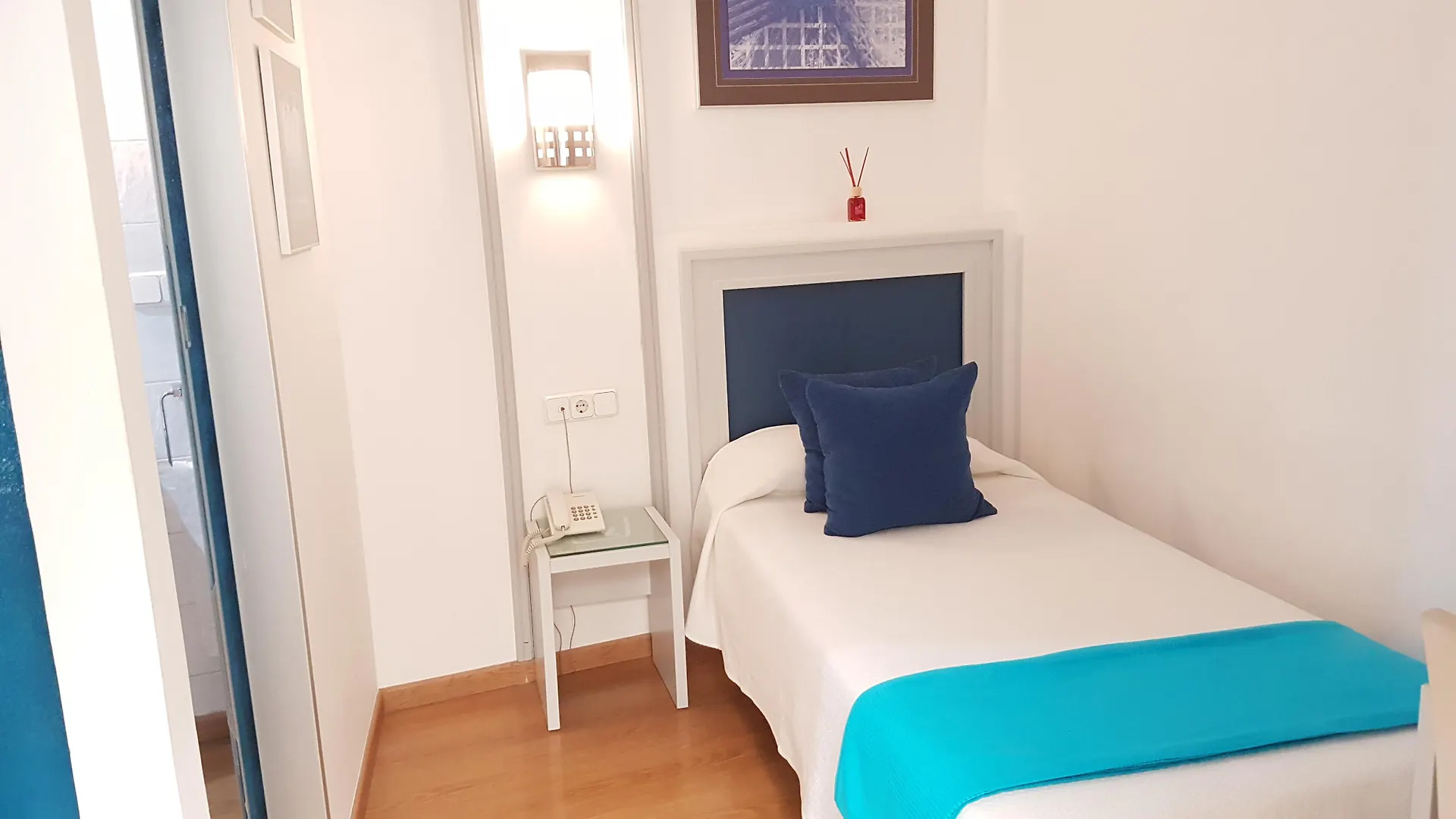 Hotel Y Apartamentos Dona Lola Seville