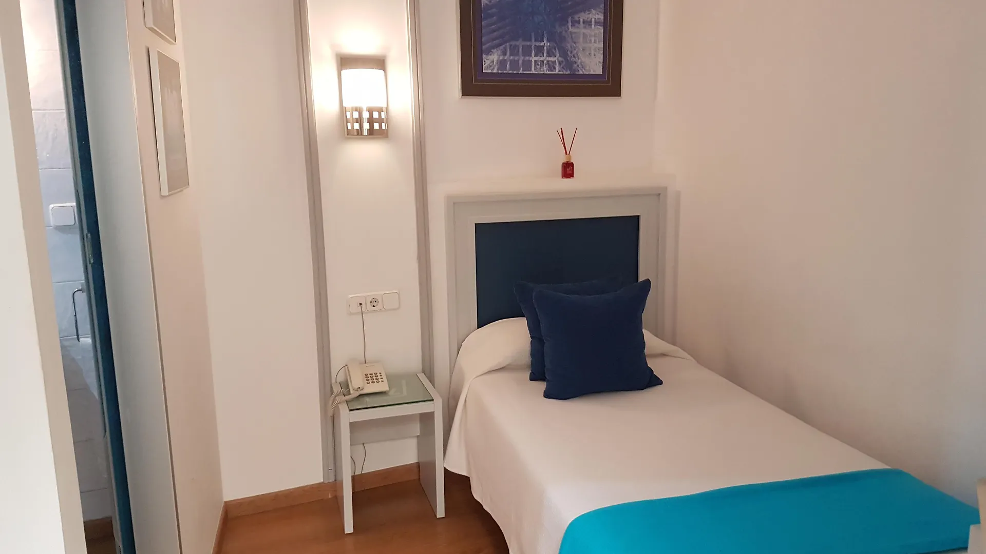 Hotel Y Apartamentos Dona Lola Seville
