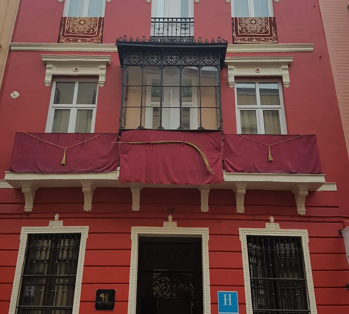 Hotel Y Apartamentos Dona Lola Seville