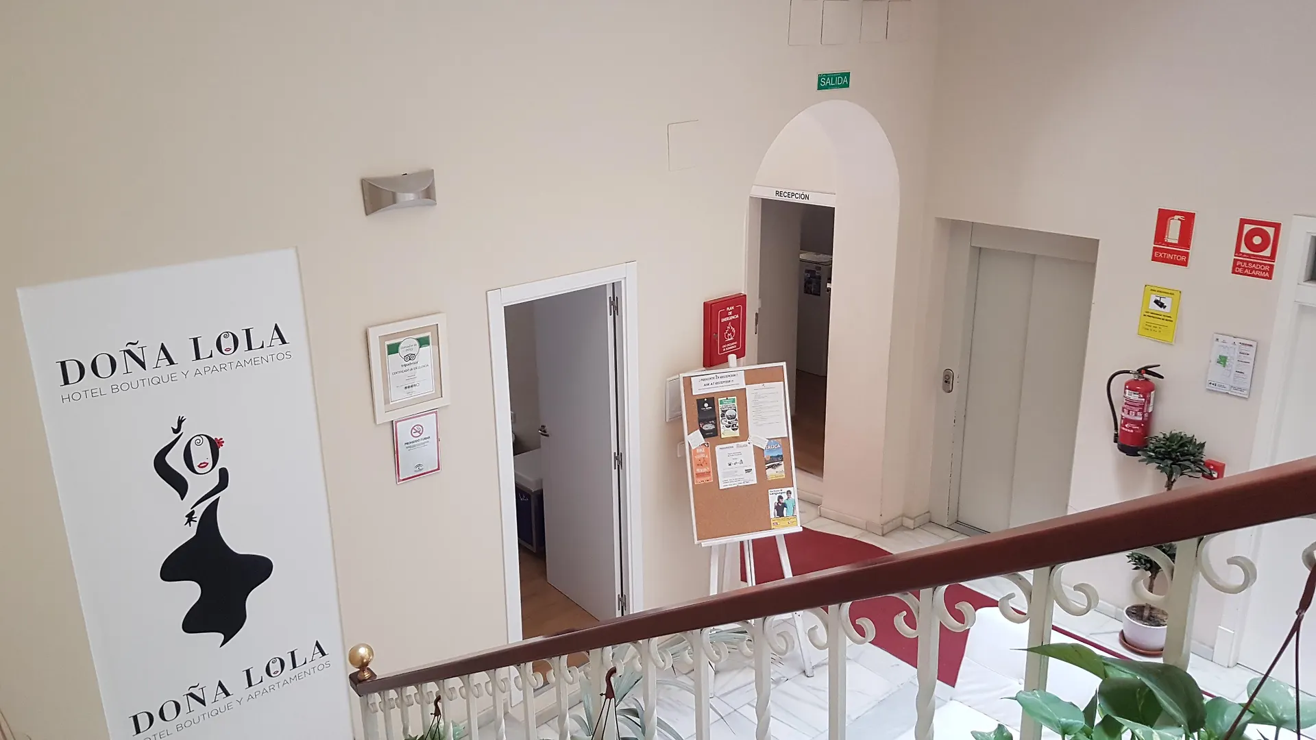 Hotel Y Apartamentos Dona Lola Seville 2*,