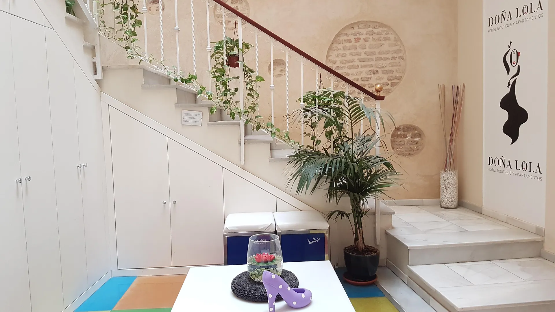 Hotel Y Apartamentos Dona Lola Seville