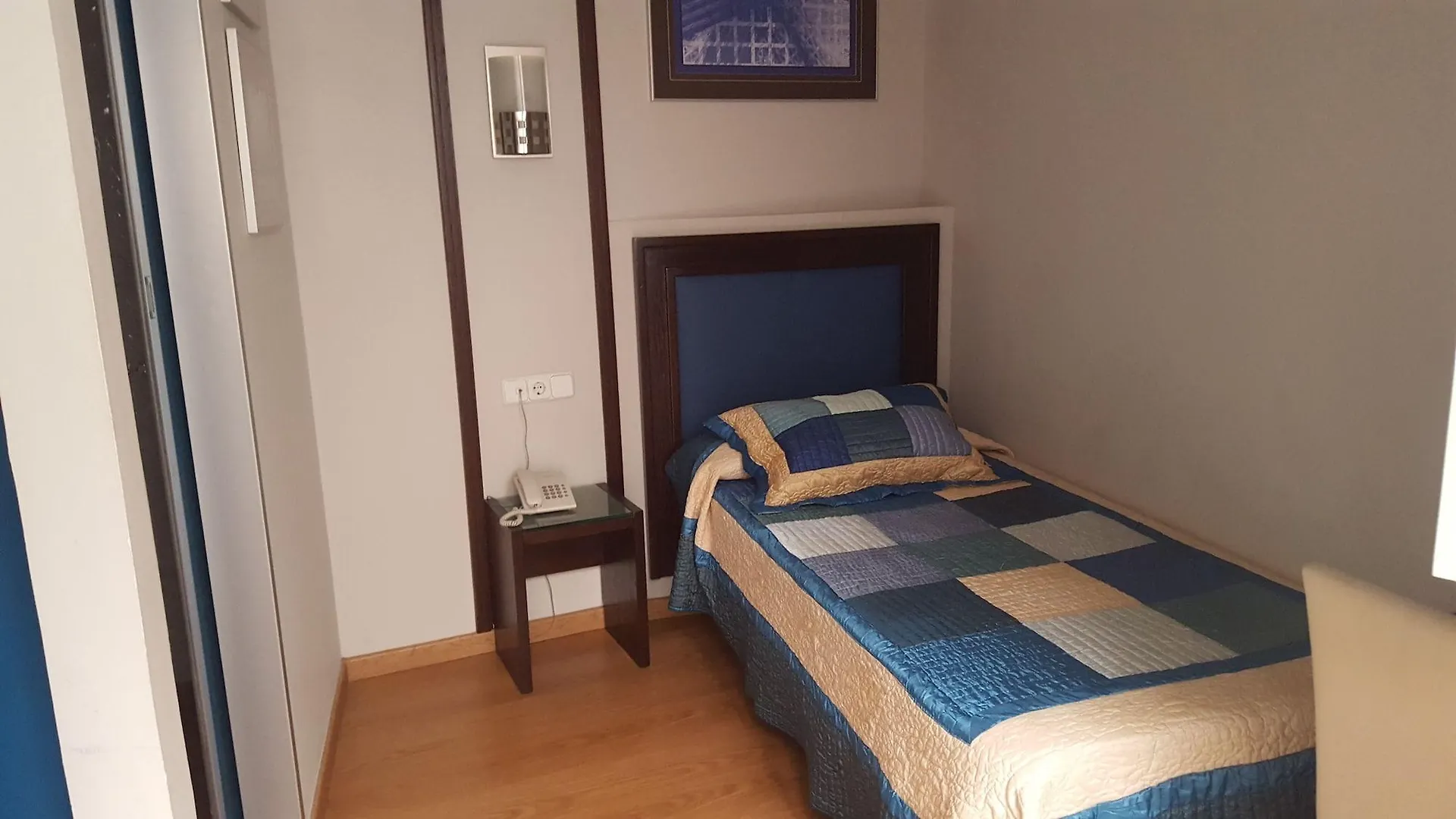 Hotel Y Apartamentos Dona Lola Seville