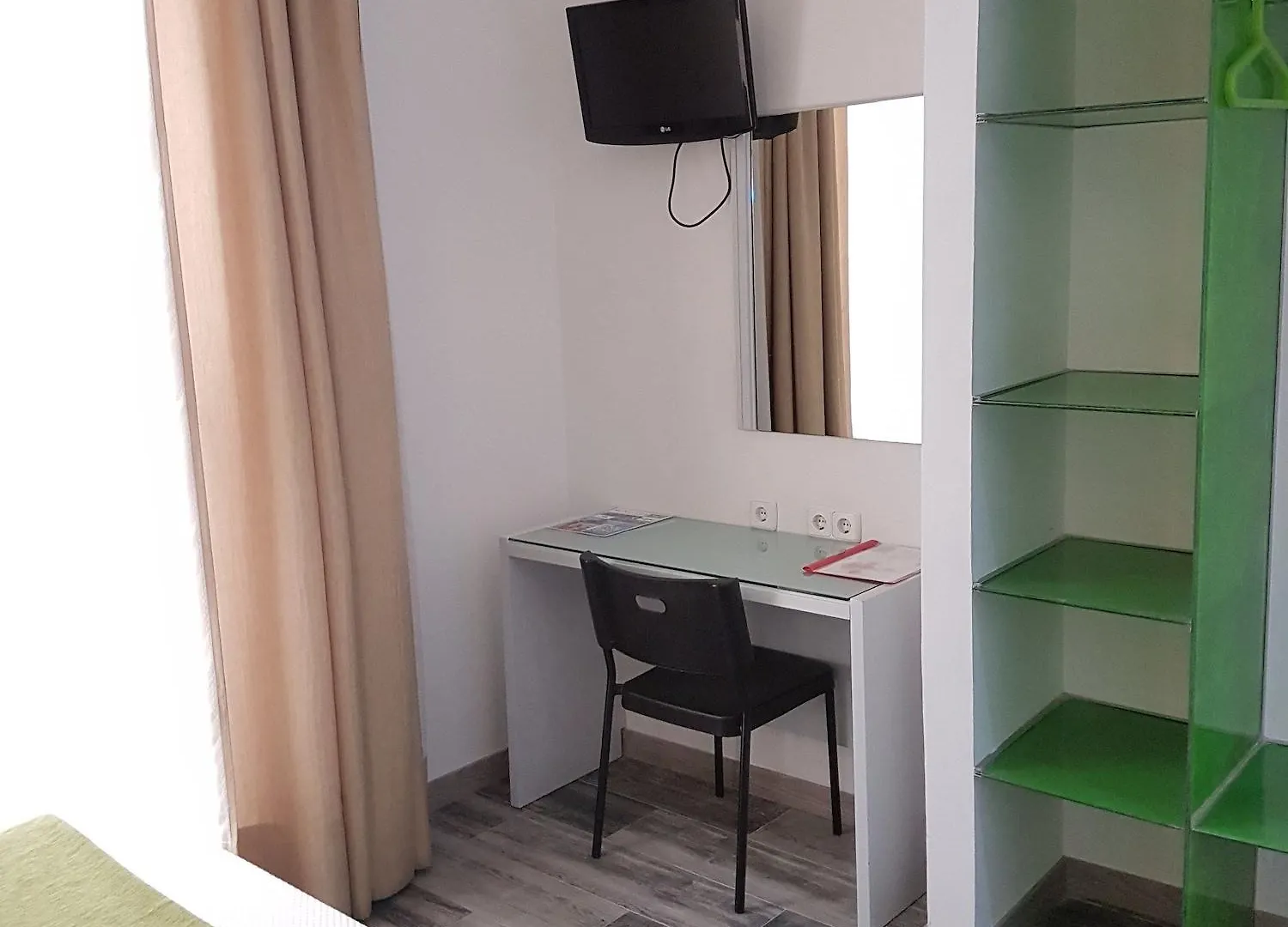Hotel Y Apartamentos Dona Lola Seville