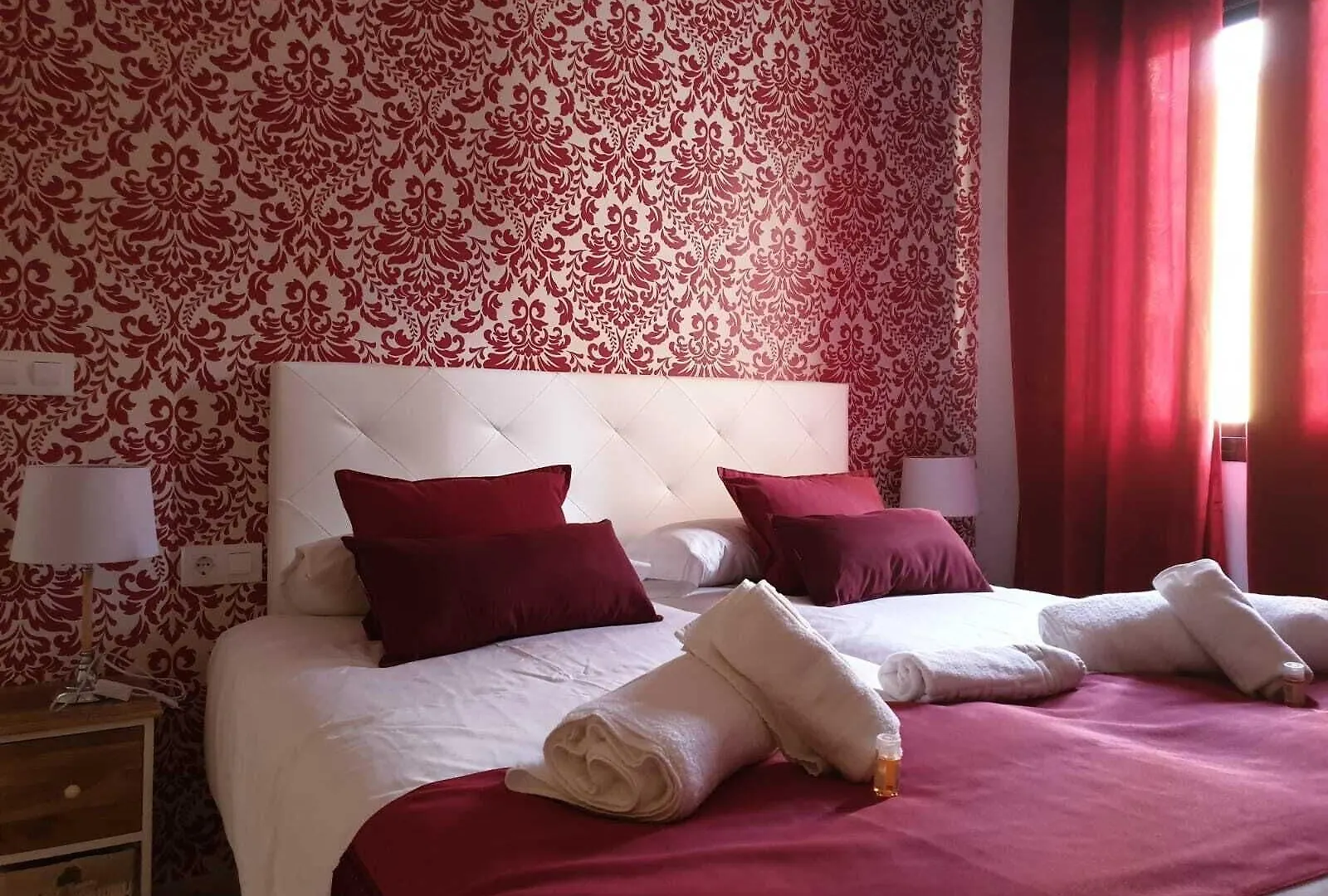 Hotel Y Apartamentos Dona Lola Seville