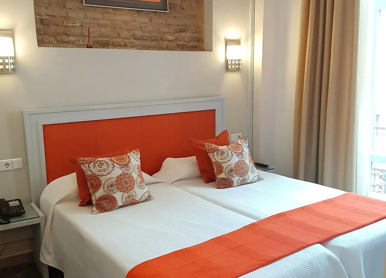 Hotel Y Apartamentos Dona Lola Seville