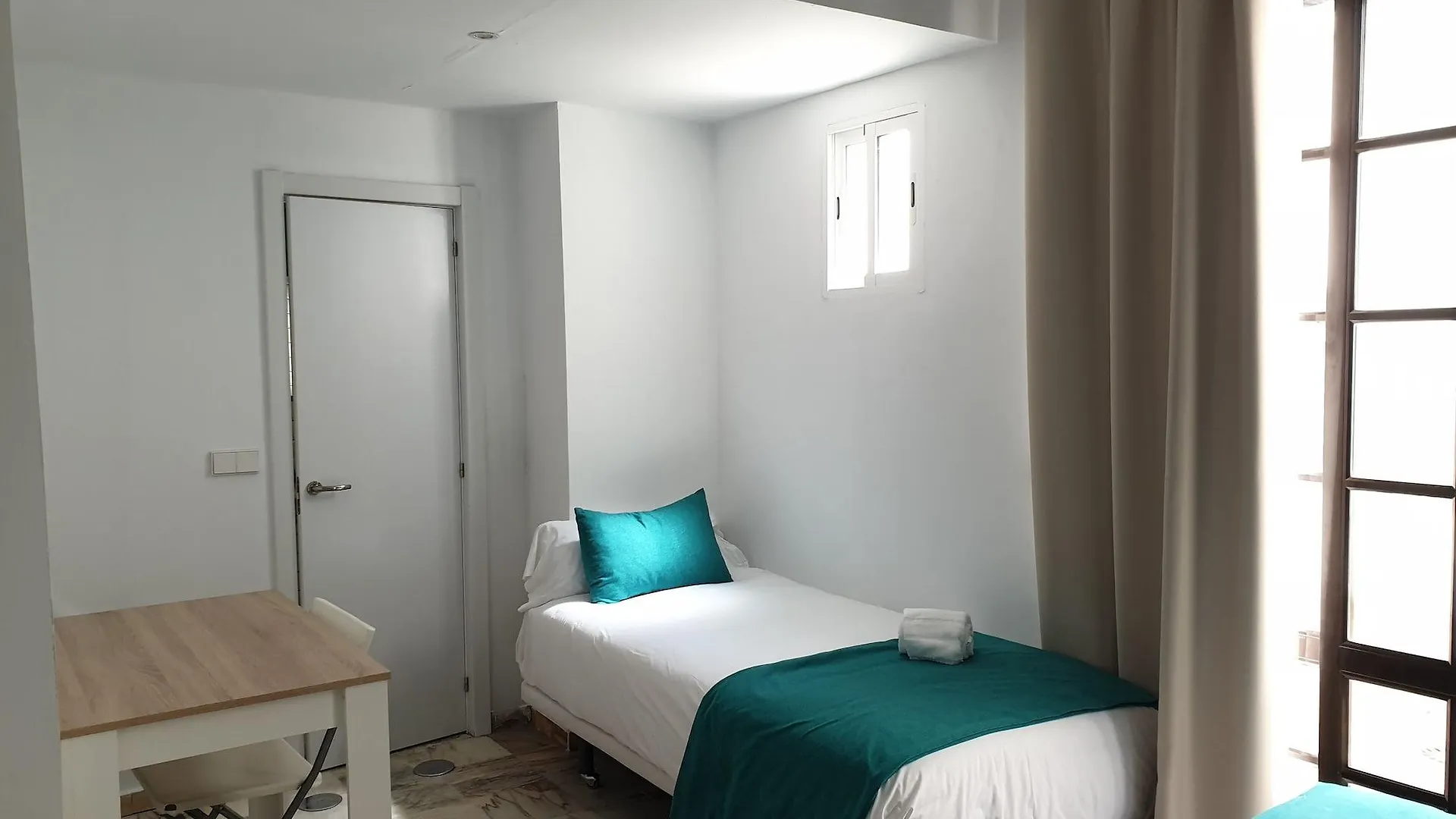 Hotel Y Apartamentos Dona Lola Seville