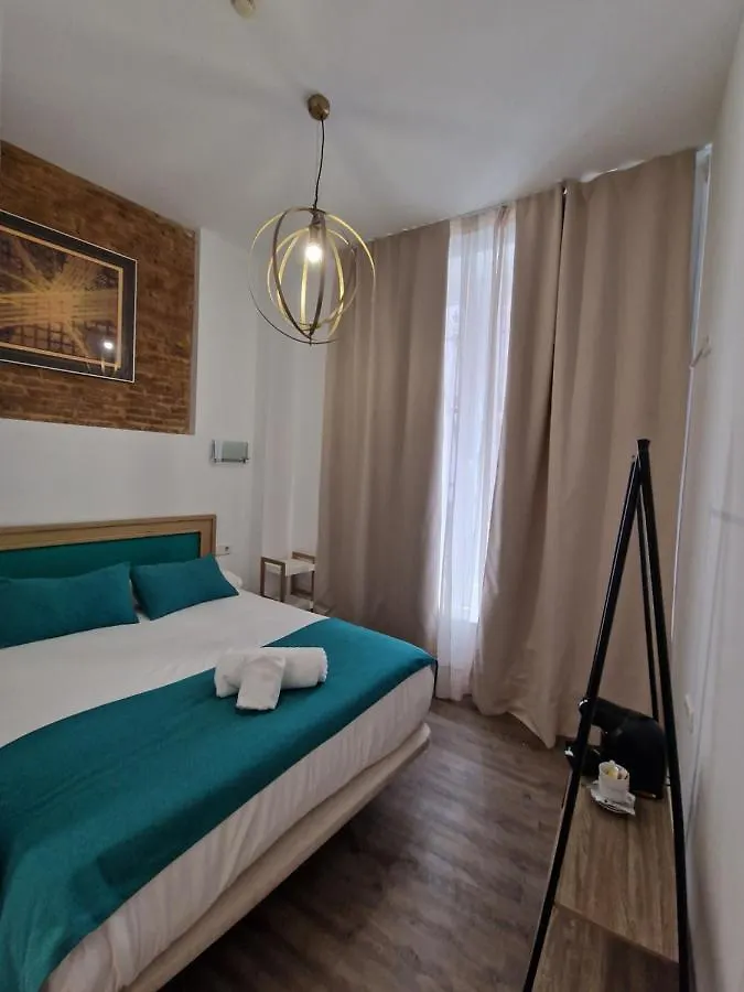 Hotel Y Apartamentos Dona Lola Seville