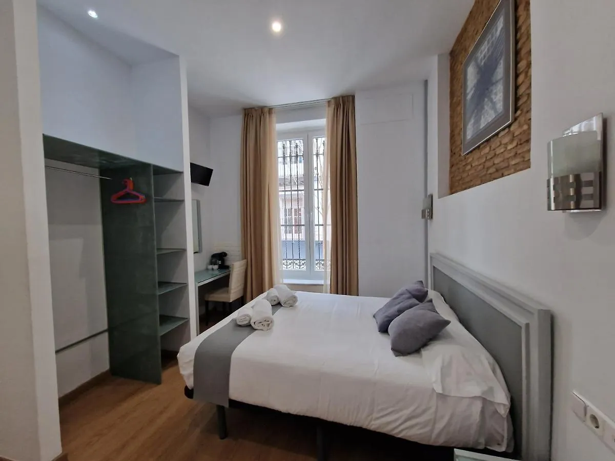 Hotel Y Apartamentos Dona Lola Seville