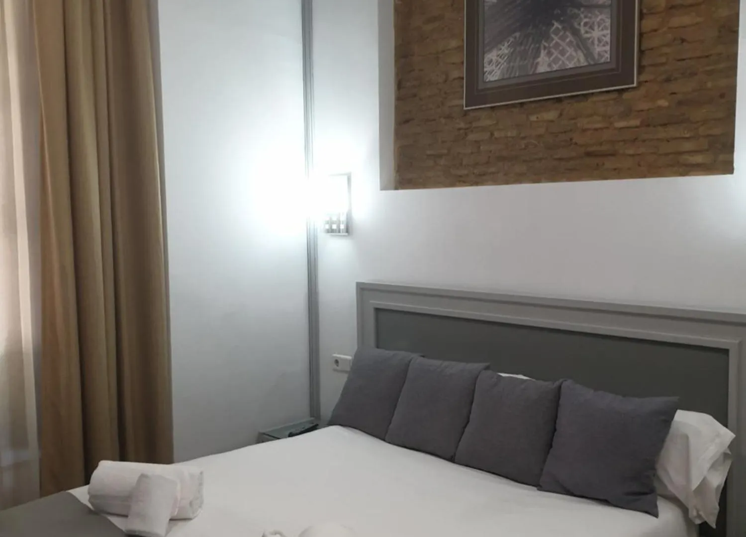 Hotel Y Apartamentos Dona Lola Seville