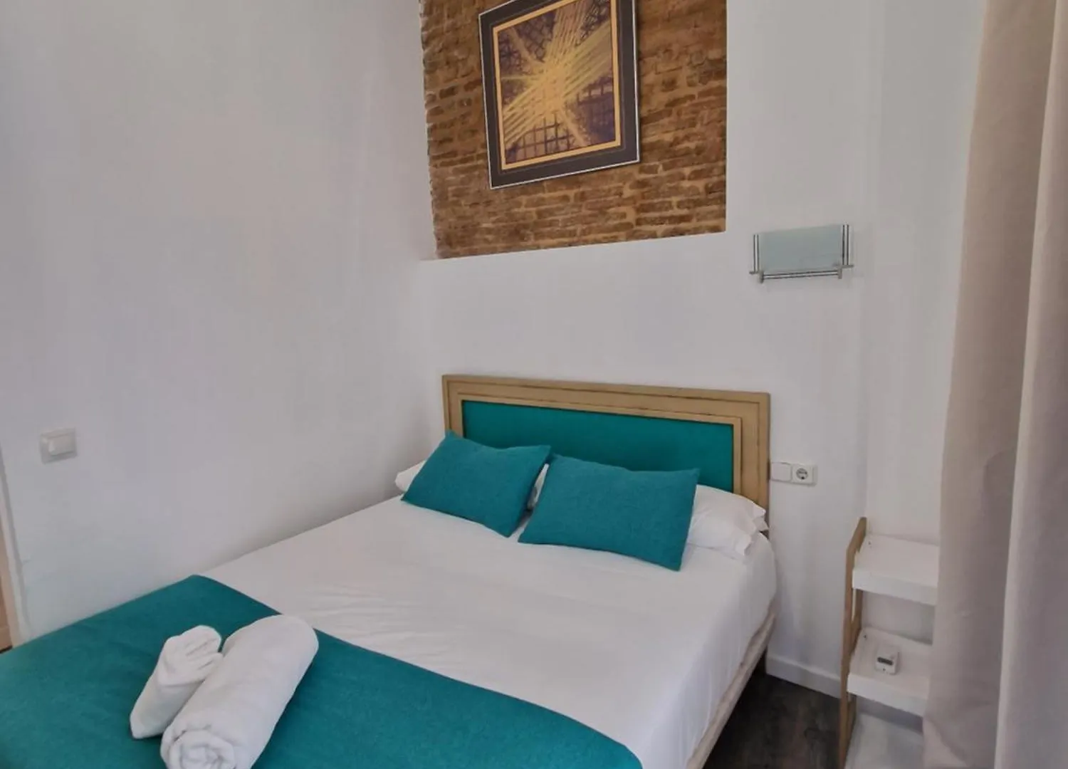 Hotel Y Apartamentos Dona Lola Seville