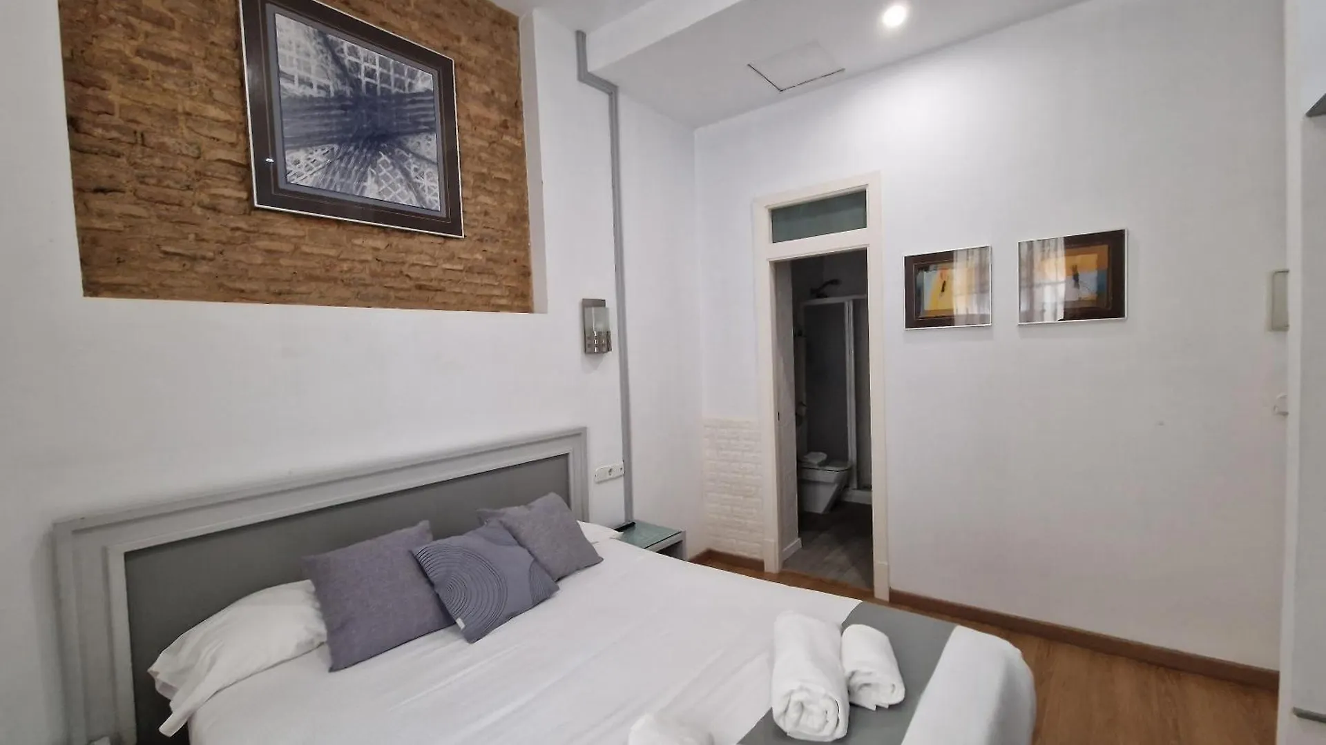 Hotel Y Apartamentos Dona Lola Seville 2*,
