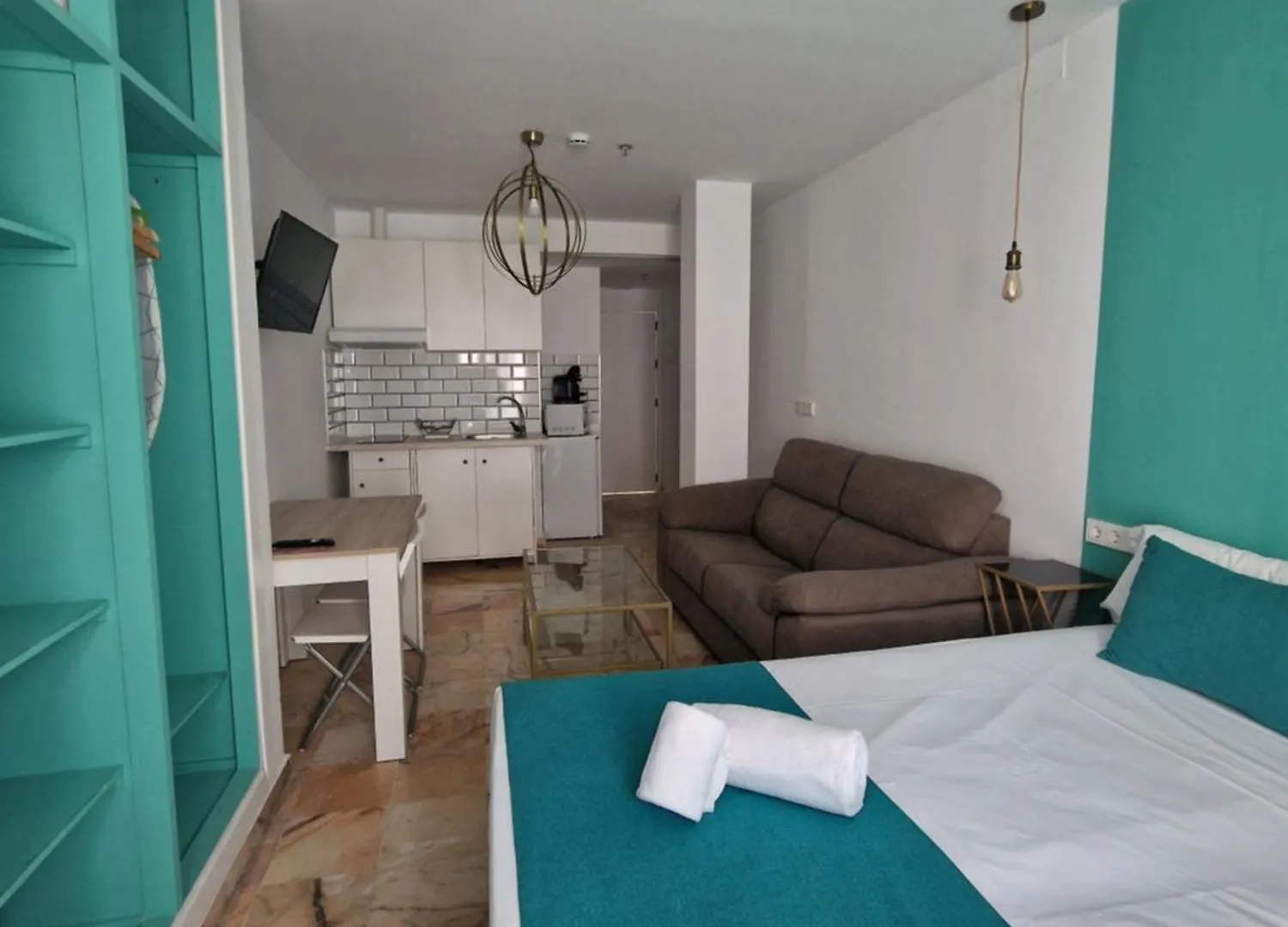 Hotel Y Apartamentos Dona Lola Seville