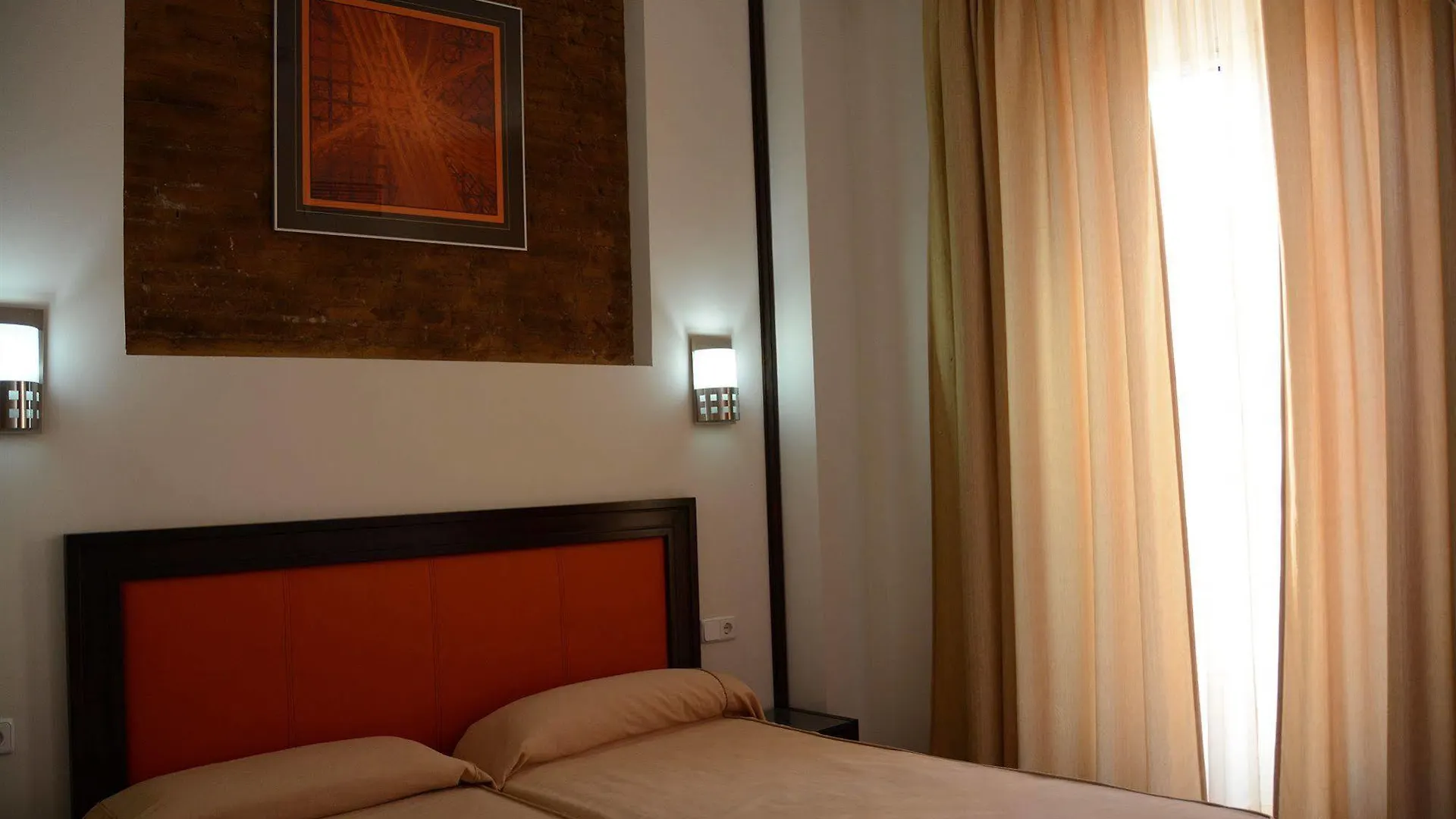 Hotel Y Apartamentos Dona Lola Seville
