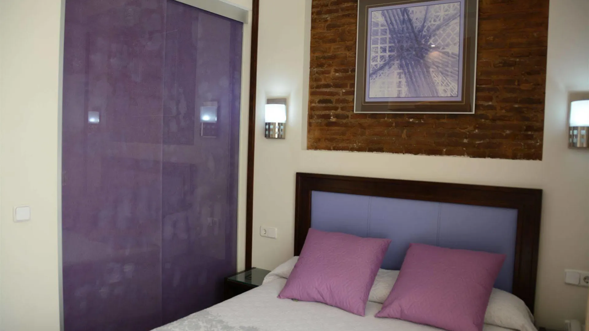 Hotel Y Apartamentos Dona Lola Seville 2*,