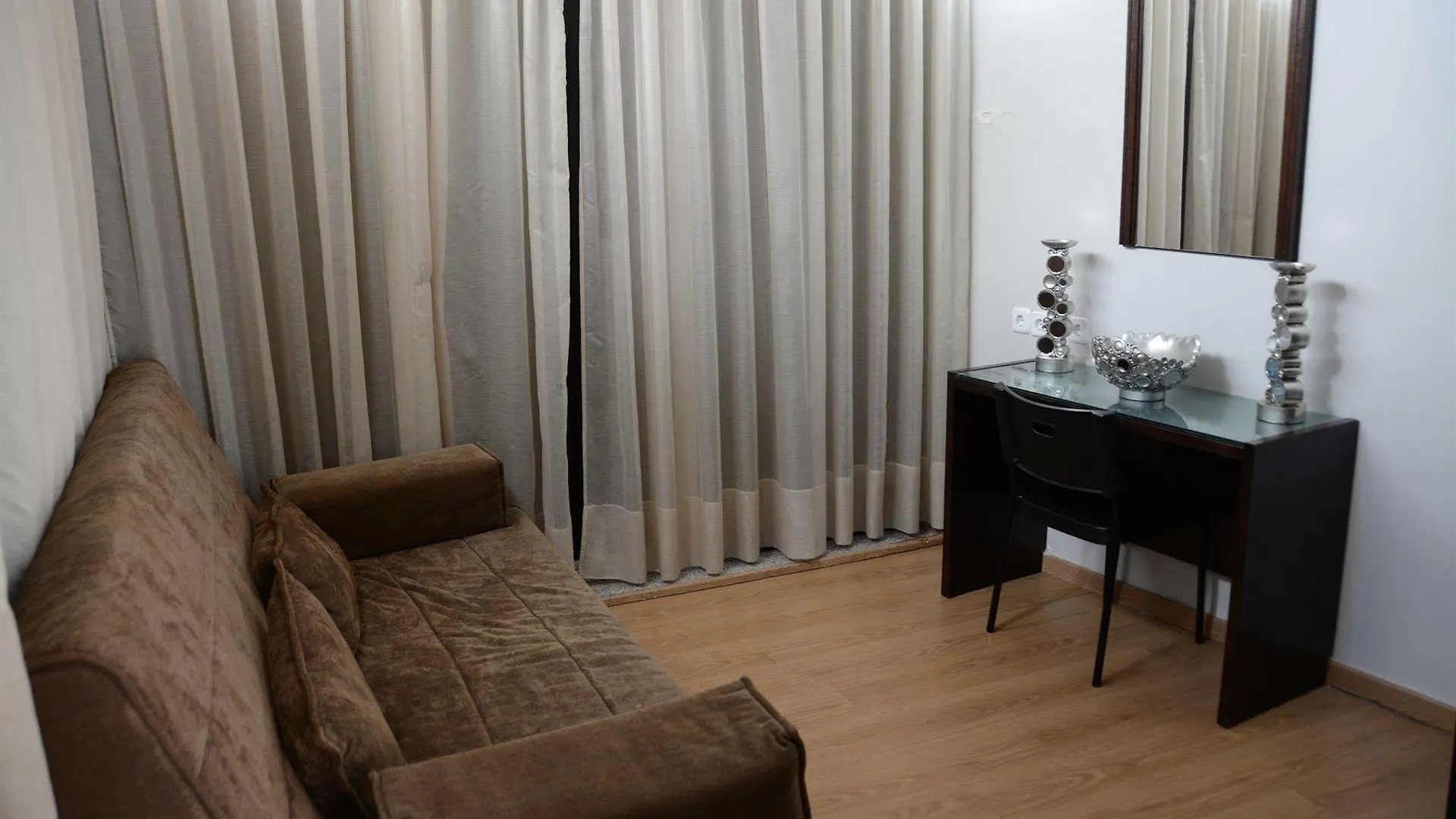 Hotel Y Apartamentos Dona Lola Seville